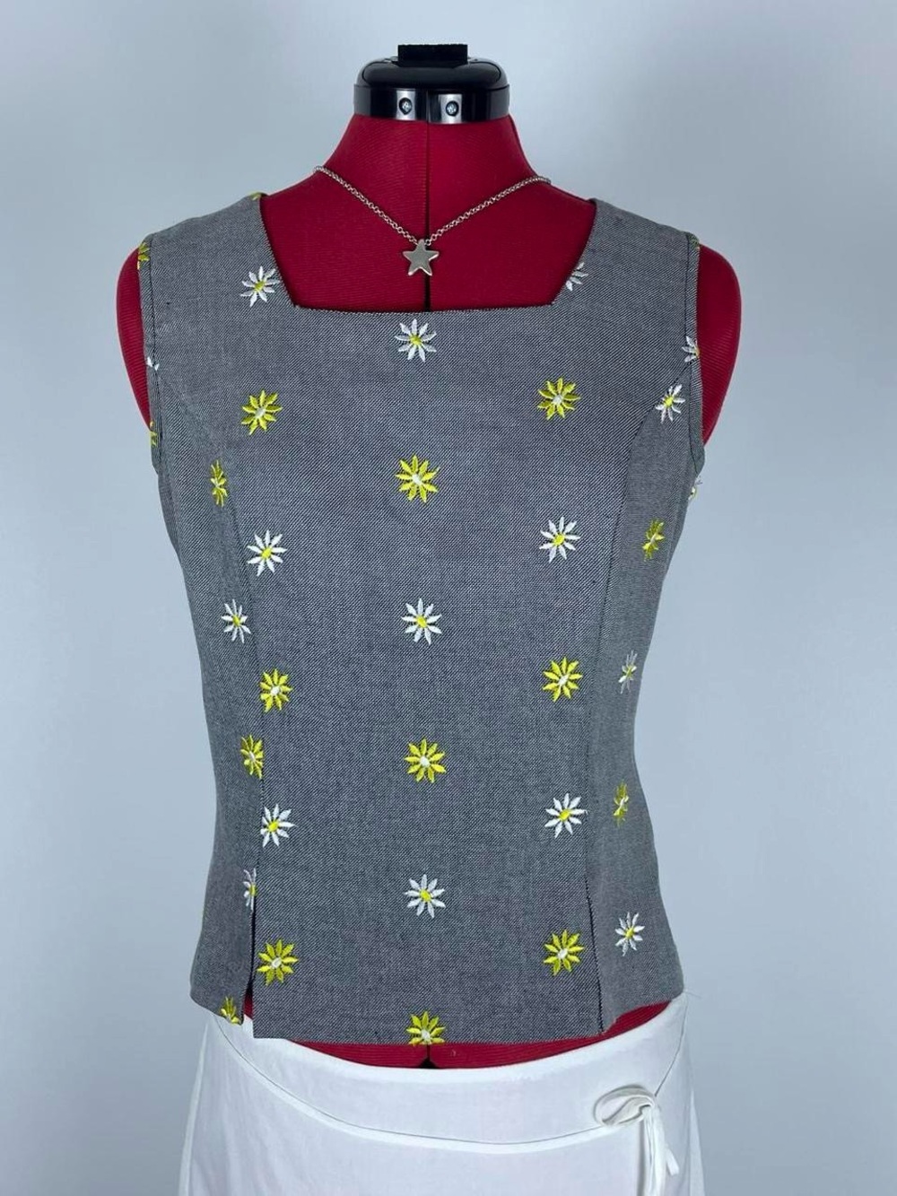 90s Vintage Daisy Embroidered Top
